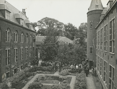 851742 Afbeelding van genodigden in de tuin van het Centraal Museum, bij de opening van de tentoonstelling ‘Van ...